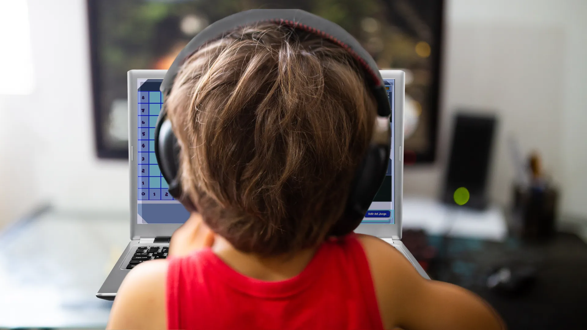 Niño usando software educativo